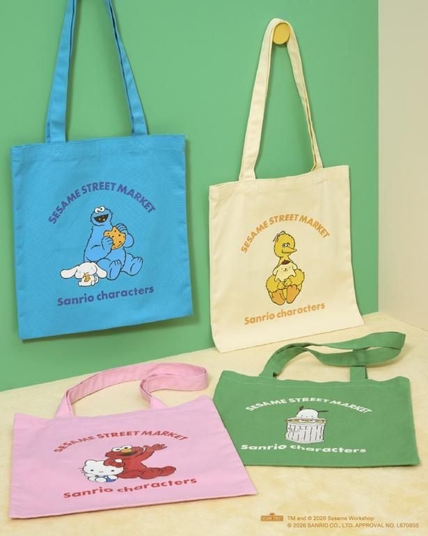 「トートバッグ」(全4種/3520円)は、各ペアが仲良く過ごす様子をあしらったA4サイズ