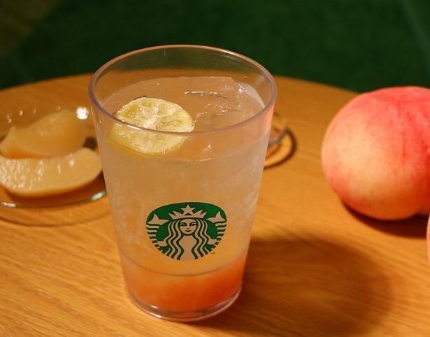 見た目にも涼やか。セミドライレモンスライスがトッピングされた「チラックス ソーダ ピーチ」