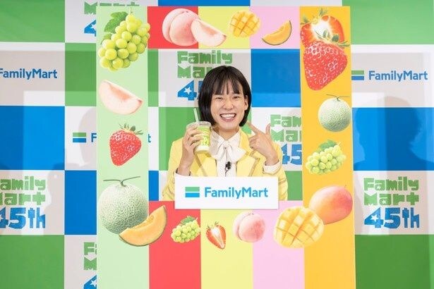 おヨネさんはかわいらしい決め顔を披露