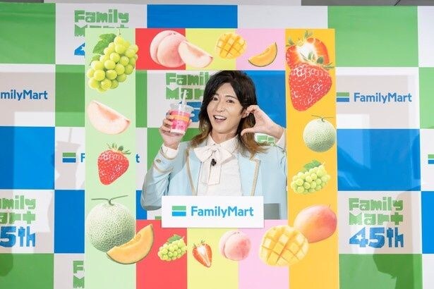 決勝戦ではサカイJr.さんがピーチフラッペを飲み夏にぴったりのさわやかな決め顔を披露