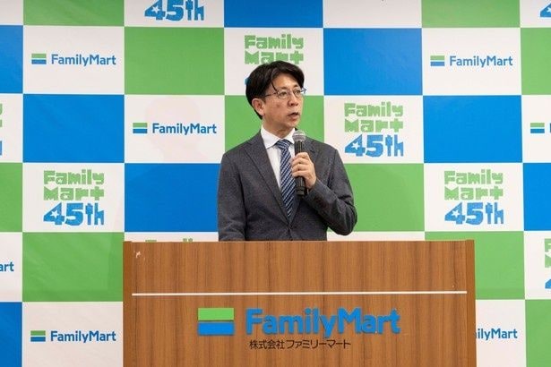 【写真】商品本部ファストフーズ部長の高倉一真さんが発表会に登壇し、2026年夏のフラッペ戦略を説明