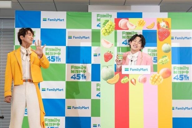 「フラッペ決め顔 10秒チャレンジ」1回戦でケンケンさんがメロンフラッペを片手にさわやかな決め顔を披露