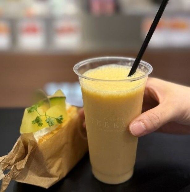 ミックスジュースと合わせて楽しめる「シフォンサンド」