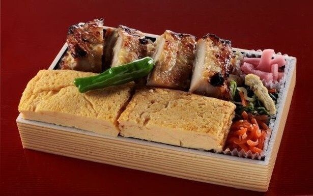 2種の西京味噌と塩麹のオリジナルたれで仕込んだ「若鶏西京焼きとだし巻のお重弁当」(864円)