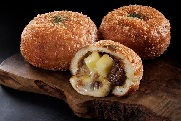 モッツァレラチーズとダイスチーズの2種類を楽しめる「とろ〜り&ゴロリ2つのチーズを味わうカレーパン」(300円)