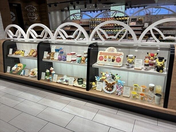 ショーケースにはメニュー見本がずらりと並ぶ