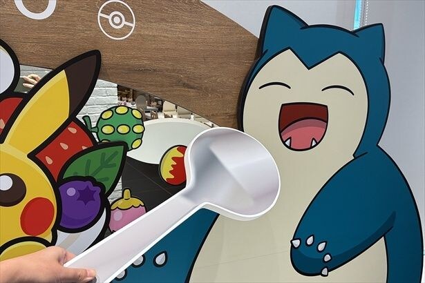 備え付けの巨大スプーン&フォークを持ってカビゴンと一緒に記念撮影できる