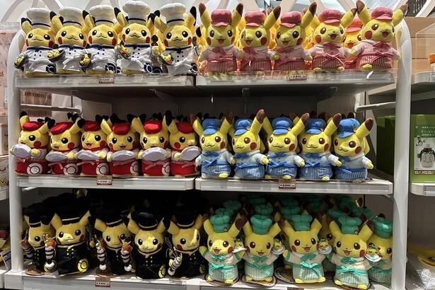 ポケモンカフェのオリジナルアイテムが多数のグッズコーナー