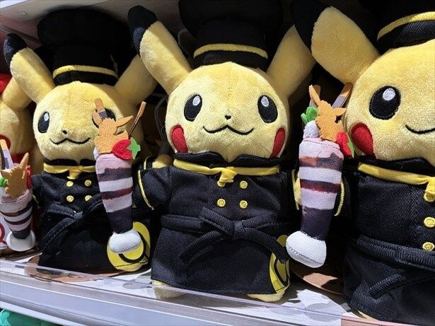 「ぬいぐるみ Pokémon Cafe パティシエピカチュウ」(2640円)