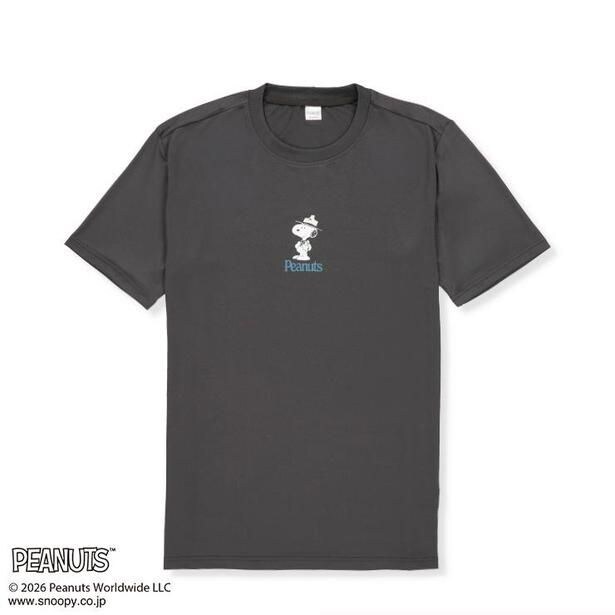 Tシャツの胸元には“Peanuts”ロゴとスヌーピー