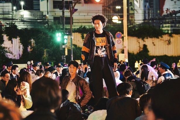 【写真】新宿中央署の新人刑事・相葉四郎(水上恒司さん)とソウル特別市警察庁の刑事チェ・シウ(ユンホさん)がバディを組んで共同捜査を開始