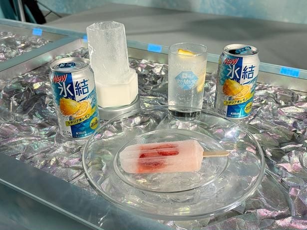 マイナス18度〈Ice Magic Glass〉(左)、マイナス5度〈Ice Magic Slurry〉(右)、マイナス50度〈Ice Magic Bar〉(手前)の3ステップがワンコインですべて楽しめて、さらに「キリン 氷結 シチリア産レモン」350ミリリットル缶1本の土産付き!