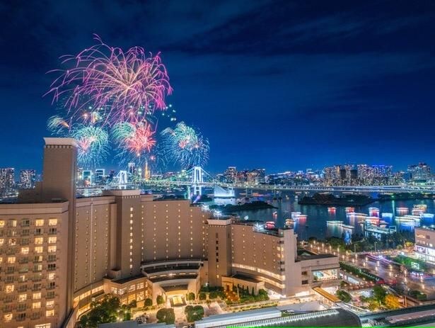 レインボーブリッジを背景に、色鮮やかな花火が夜空を彩る