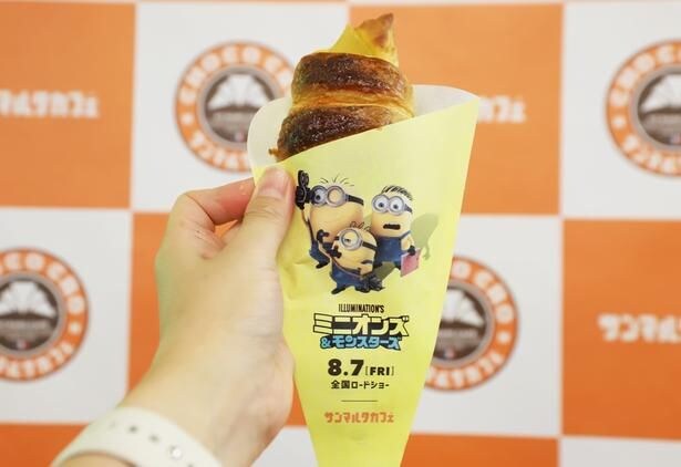 限定デザインのスリーブがかわいい!「プレミアムチョコクロ アップル&カスタード ミニオンズ」(1個420円)