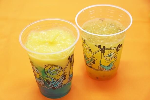 写真左から、ミニオンズらしいカラーのひんやりスムージー「ミニオンズ 南国フルーツと青りんごゼリーのいたずらスムージー」(単品750円)、食感が楽しいトロピカルな炭酸ドリンク「ミニオンズ はじけるトロピカルソーダ」(単品690円)