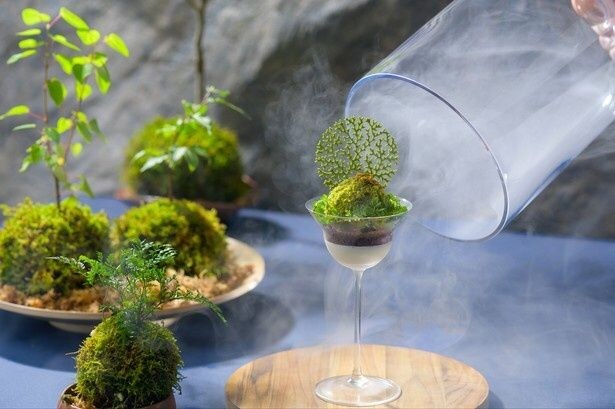 ガラスドームから広がるスモークで夏の霧「ヤマセ」を表現した「おいらせ苔パフェ」(奥入瀬渓流ホテル)