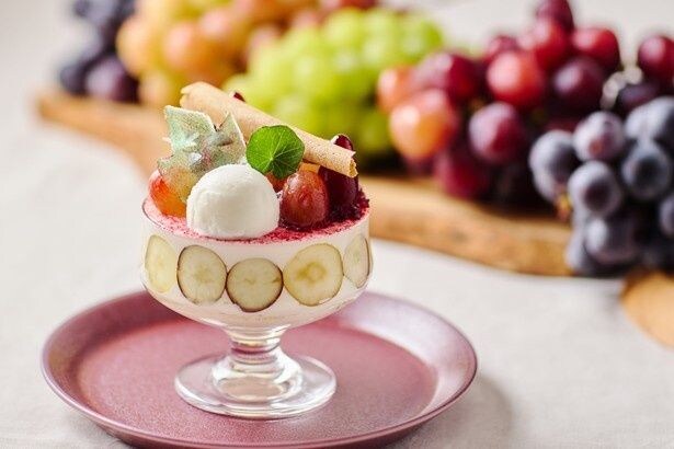 「富士の輝」や「雄宝」など5品種の葡萄を盛り付けた、1日3食限定の「たっぷり葡萄の贅沢パフェ」(リゾナーレ八ヶ岳)