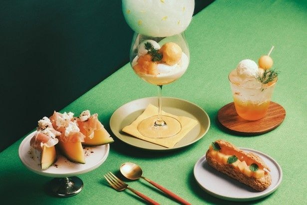 赤肉メロンのソースやアイスクリーム、フレッシュクリームを層状に重ねた「メロンとフレッシュクリームのパフェ」(OMO7旭川)