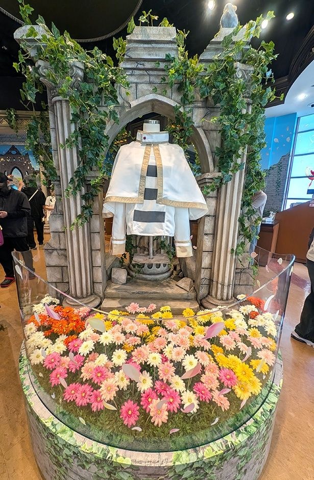 花畑にディスプレイされたフリーレンの「ジャケット」(9900円)は、なんとグッズとして購入できる！