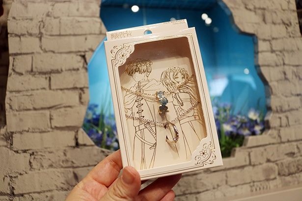 金の箔押しで描かれたヒンメルとフリーレンが美しい。箱から出すのがもったいない「ペアネックレス」(2900円)