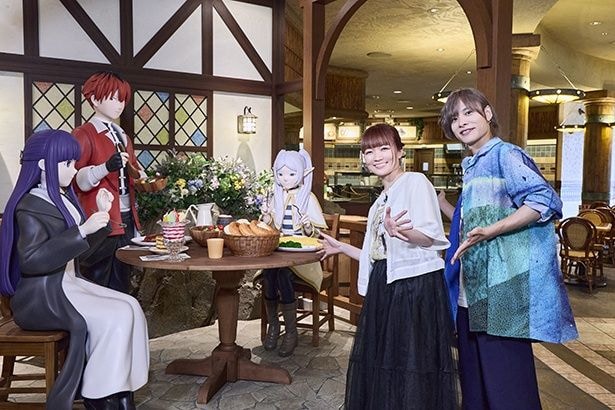 レストランを訪れた、フリーレン役の種崎敦美さんと勇者ヒンメル役の岡本信彦さん
