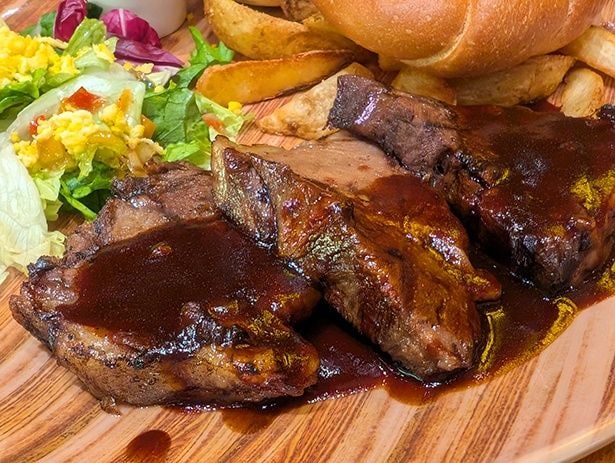 岡本さんが「柔らかくて、ほろほろ!」と絶賛した肉。分厚く見えるが、歯がいらない?と思うほど柔らかく、食べやすい