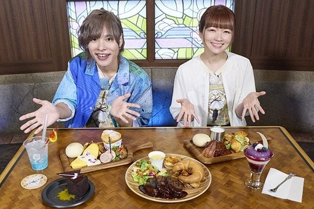 料理を楽しむ岡本さんと種崎さん
