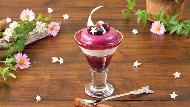 「フェルンのチェリー&ブルーベリーパフェ」(単品1200円/蝶のスプーン付き2200円)のスプーンは、ステンレス製で長く愛用できそうだ