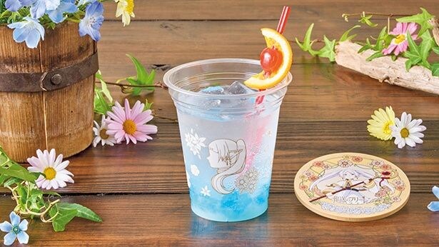「花香る フリーレンのホワイトソーダ」(単品800円/フリーレンコースター付き1400円)には、フリーレンの杖をイメージした飾りが添えられている