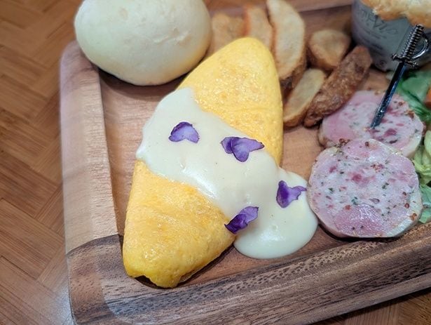 チーズソースがたっぷりかかったオムレツ
