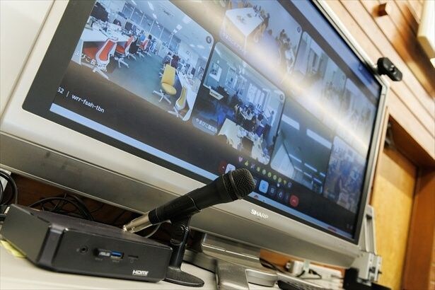 他拠点の様子を映すモニターで、コミュニケーションを取ることも可能だ