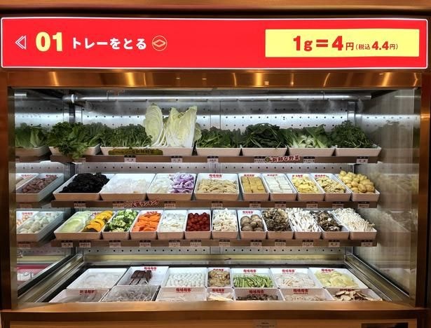 店内で圧倒的な存在感を放つ大型ミストショーケース。さまざまな具材が並ぶ様は圧巻!