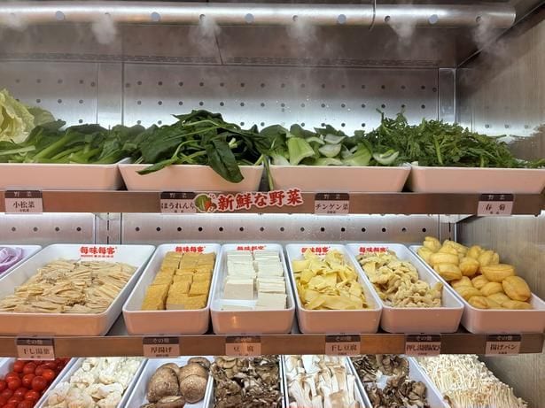 具材ケースの前に立つと、あまりの種類の多さに圧倒…