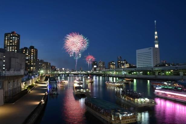 スカイツリーと花火、屋形船が織りなす夜景