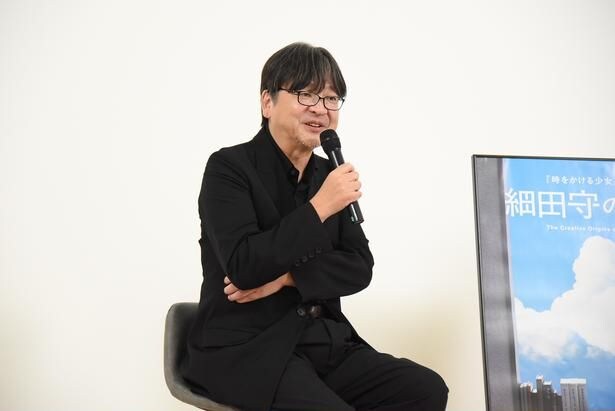 「あらためて自分の作品を観返したことで、さまざまな発見があった」と話す細田守監督