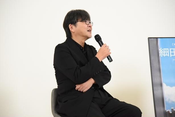 「時間が経ってから観返すと新たな発見があるのも映画のおもしろいところ」と話す細田守監督