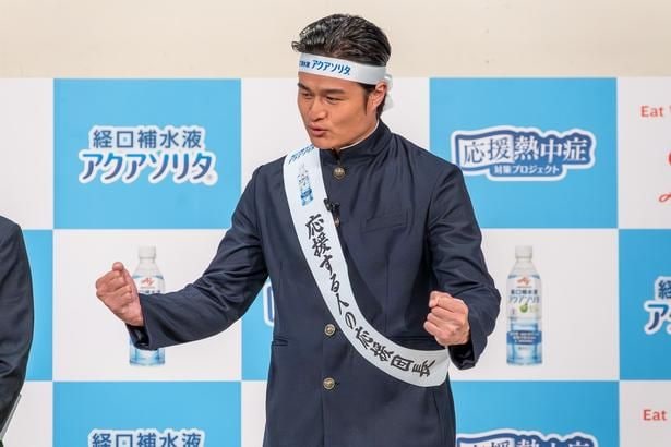 高岸さんは、アクアソリタのテイストを「みなぎり味だ!」とたとえ、全身で表現した