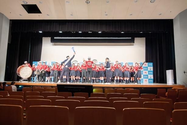 吹奏楽部による応援メドレーは、本番さながらの大迫力!
