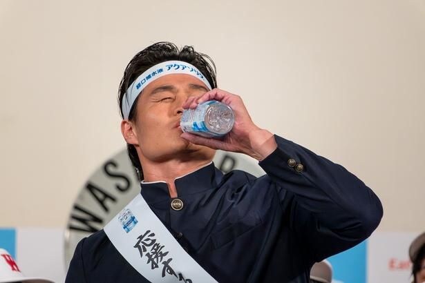 精一杯応援したあとに、アクアソリタをじっくりと味わう高岸さん