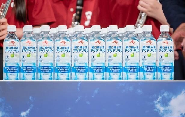 演奏後は、ワゴンいっぱいのアクアソリタがプレゼントされた
