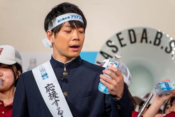 アクアソリタの飲みやすさに関心しながら、パッケージを見つめる前田さん
