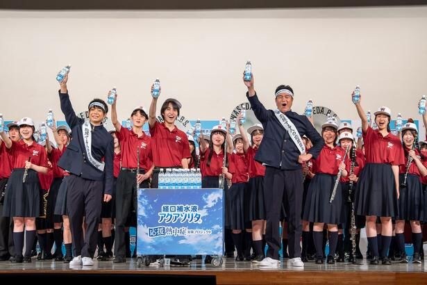 「今年の夏はアクアソリタを備えて、楽しく乗り切るぞー!」と、アクアソリタを掲げて記念撮影