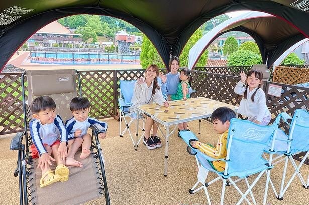 「ダークルームテクノロジー」で紫外線も日光もしっかりカット!暑い日もプールサイドで快適に過ごせる