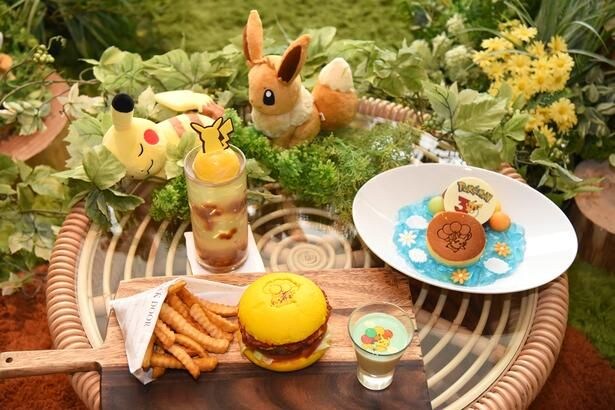 【写真を見る】風船で冒険に出るピカチュウに着想を得たハンバーガーやパンケーキがずらり