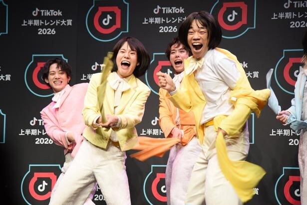 【写真】楽曲に合わせて、激しいダンスバトルを繰り広げるおヨネさんと多田健二さん(老ヨネ)