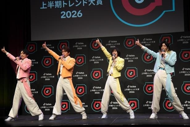 『ほんまやで☆なんでやねん☆しらんけど』の生パフォーマンスを披露