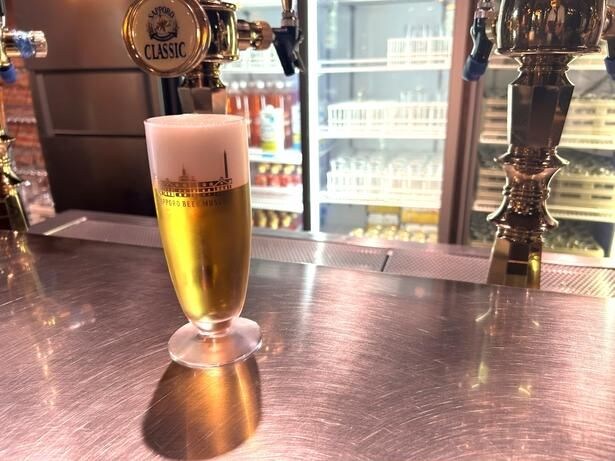 価格はサッポロクラシック、黒ラベルが各450円、開拓使麦酒550円、3種飲み比べセット1200円。ビールのほかノンアルコール飲料やソフトドリンクも用意する