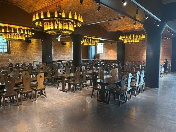 クラシカルな雰囲気の「Tasting Hall」。ビール瓶のシャンデリアがおしゃれ