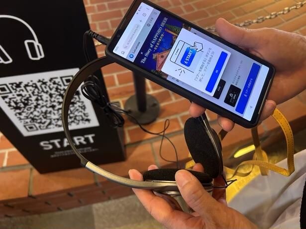 スマホとイヤホンは自分のものを使うか無料レンタルもあり。言語は日本語、英語、韓国語、中国語(繁体字／簡体字)に対応