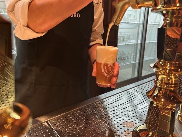 伝統の“一度注ぎ”でそそがれる、飲み応えのある「復刻札幌製麦酒」